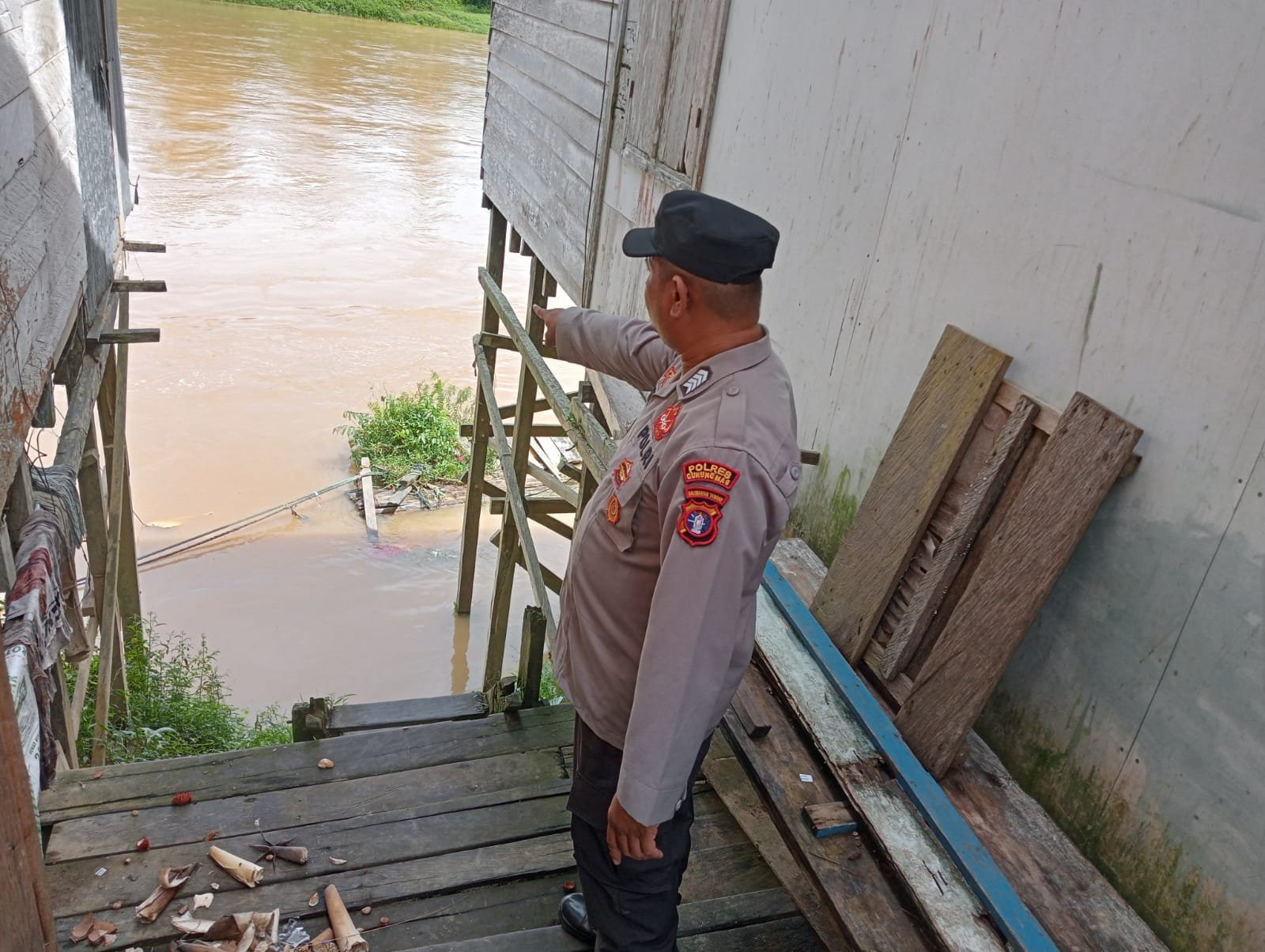 Pencegahan Banjir Jadi Prioritas: Personel Polsek Tewah Awasi Debit Sungai