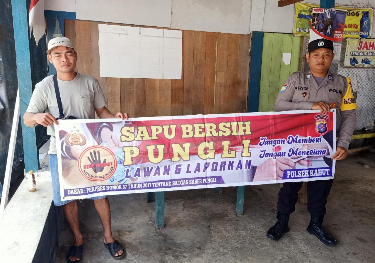Personel Polsek Kahut Edukasi Masyarakat tentang Pungutan Liar