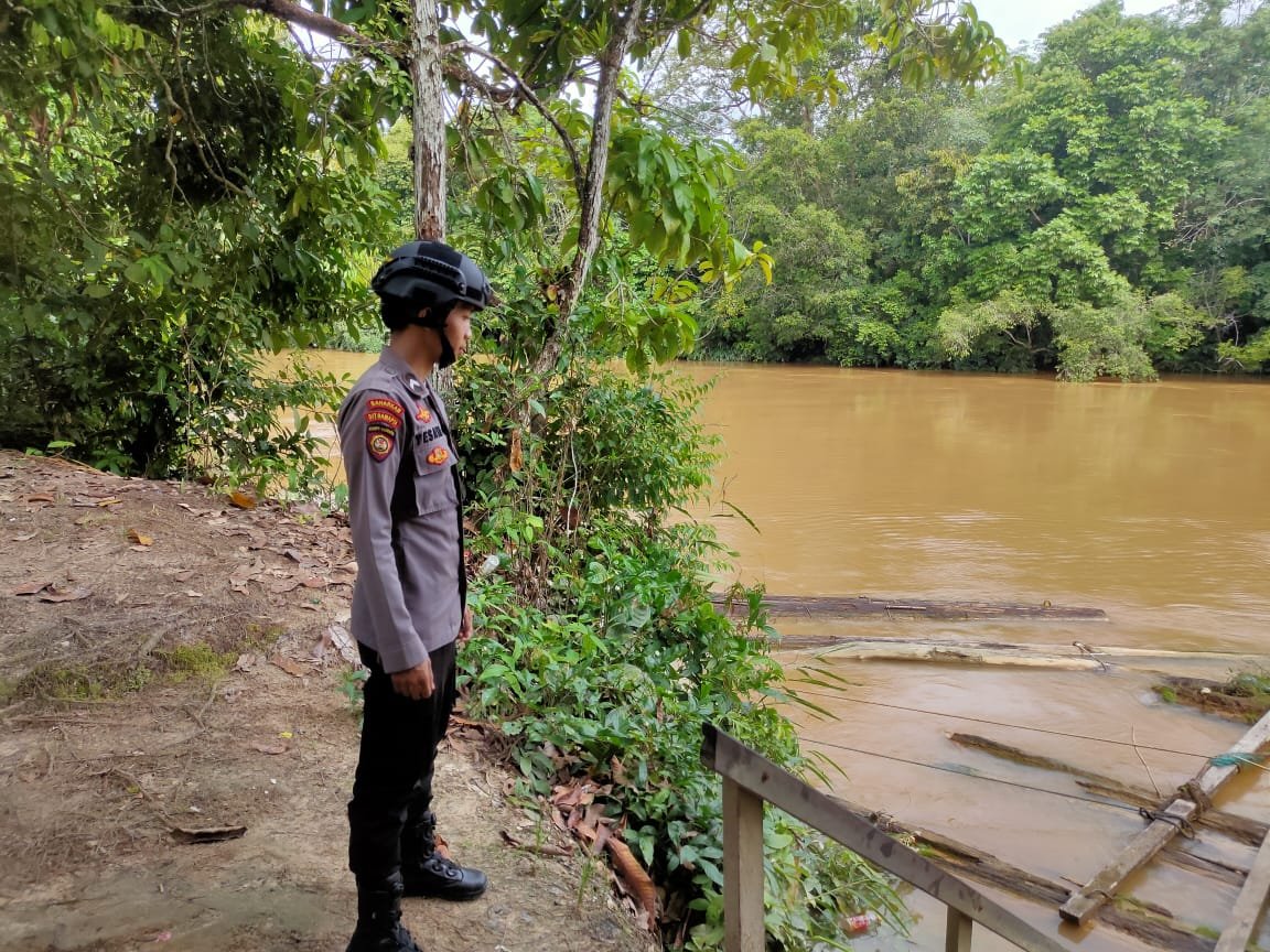 Debit Air Terkendali: Personel Polsek Kurun Berikan Rasa Aman pada Warga