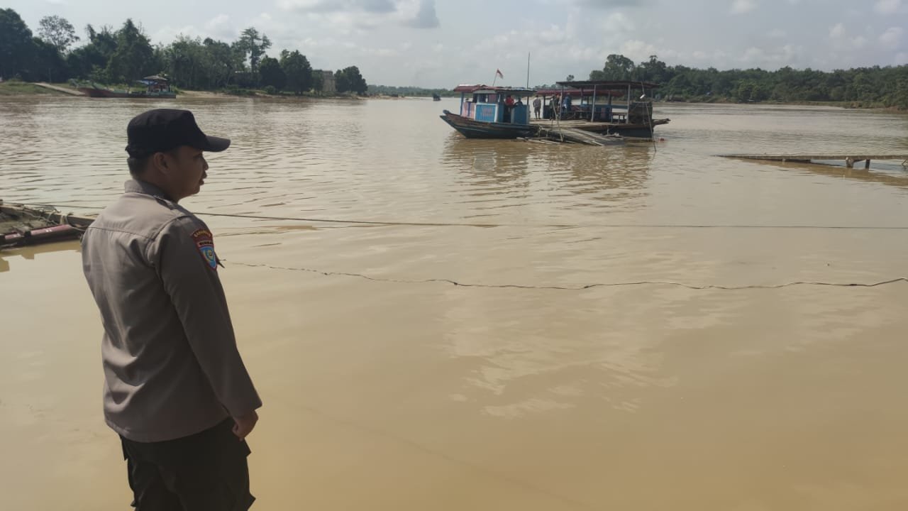 Personel Polsek Manuhing Turun Lapangan Cek Debit Air Sungai Terkini