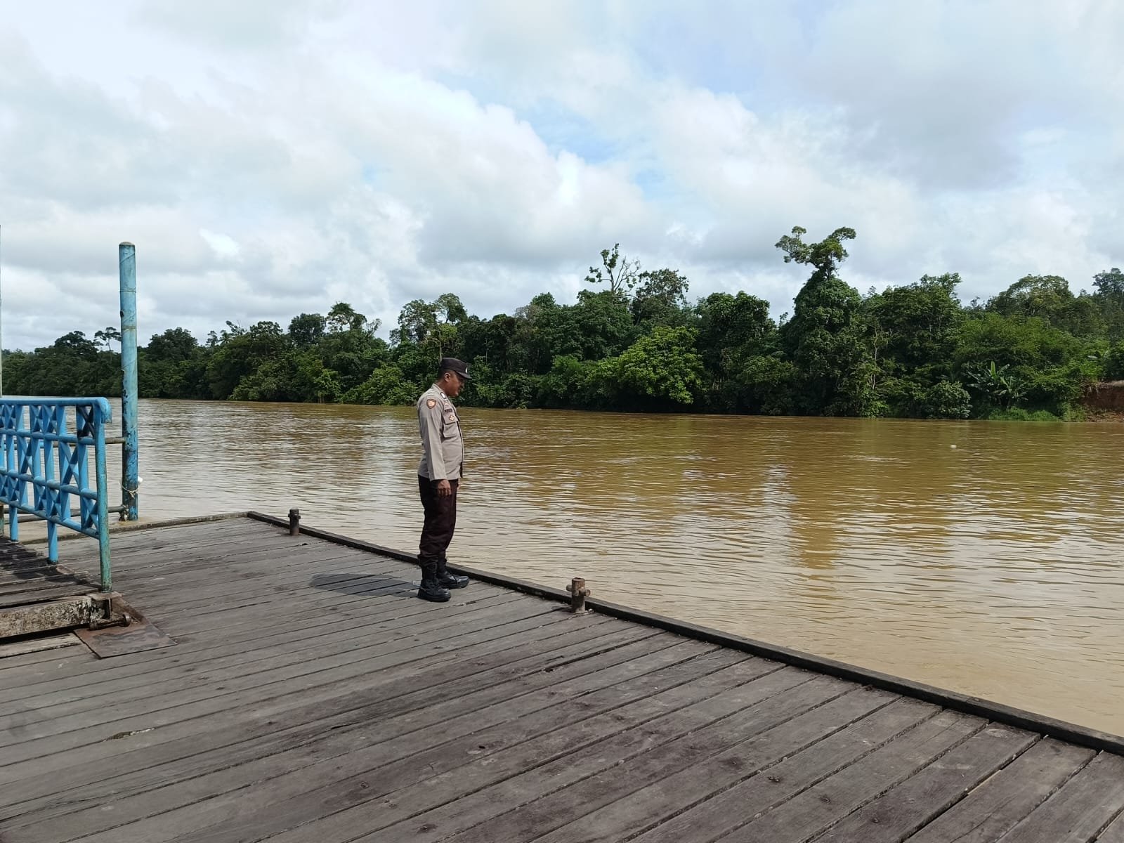 Personel Polsek Sepang Siap Siaga dalam Menghadapi Perubahan Debit Air
