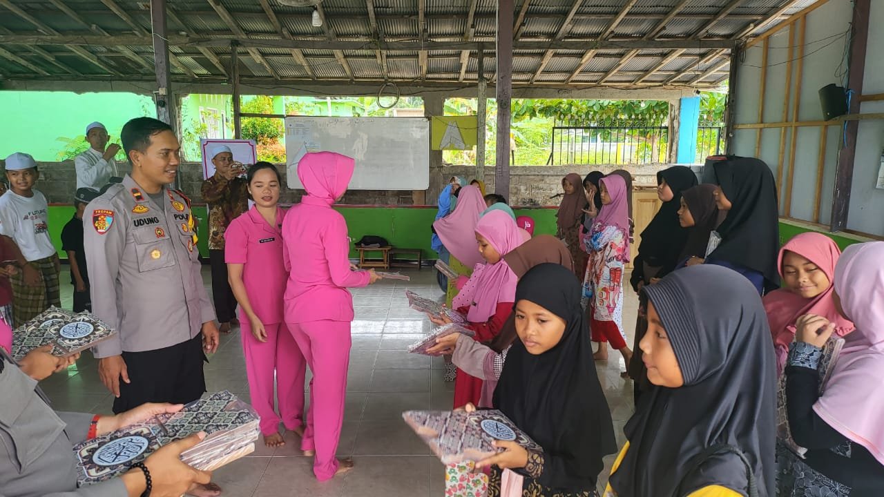 Ramadan Berbagi: Kapolsek Rungan Serahkan Bantuan Meja Baca Alquran kepada Masjid Siratal