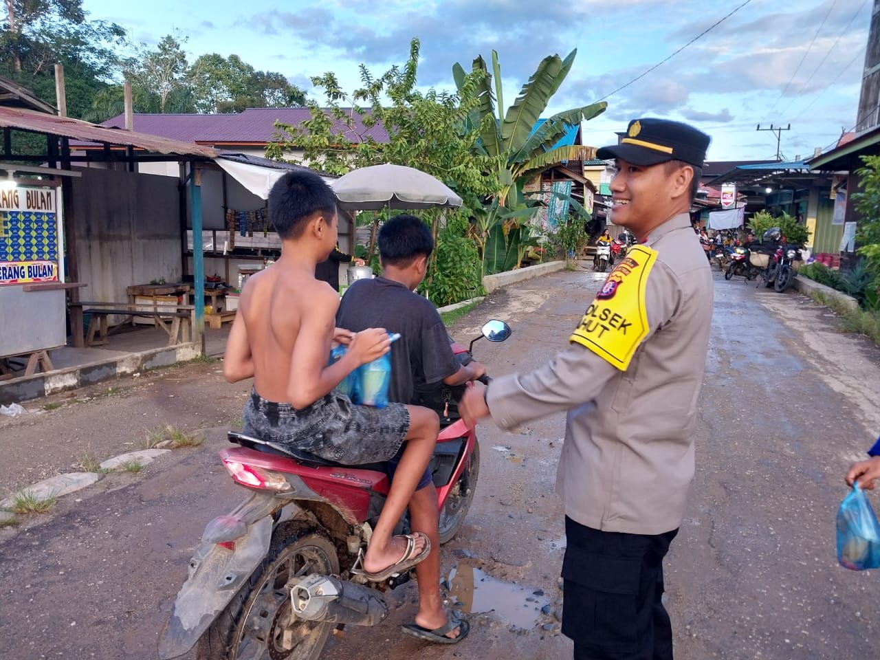 Polse Kahut Salurkan Kebahagiaan dengan Bagikan Takjil di Bulan Ramadan