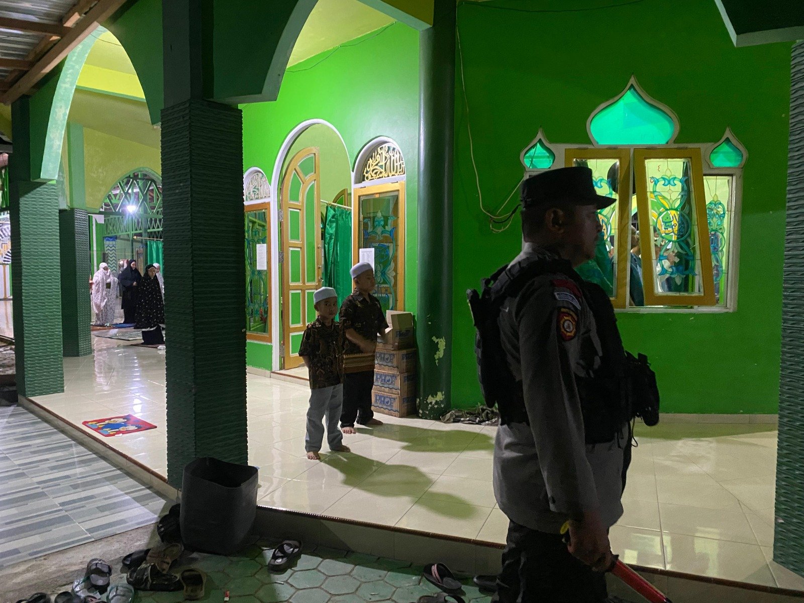 Suasana Aman dan Kondusif: Polsek Sepang Lakukan Pengamanan Sholat Tarawih