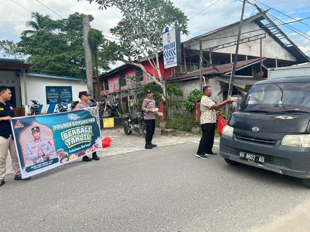 Sat Tahti Polres Gunung Mas Tebar Berkah, Bagikan Takjil Gratis untuk Warga