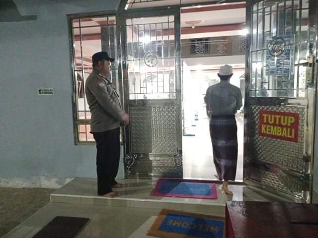 Suasana Aman dan Kondusif: Polsek Manuhing Lakukan Pengamanan Sholat Tarawih