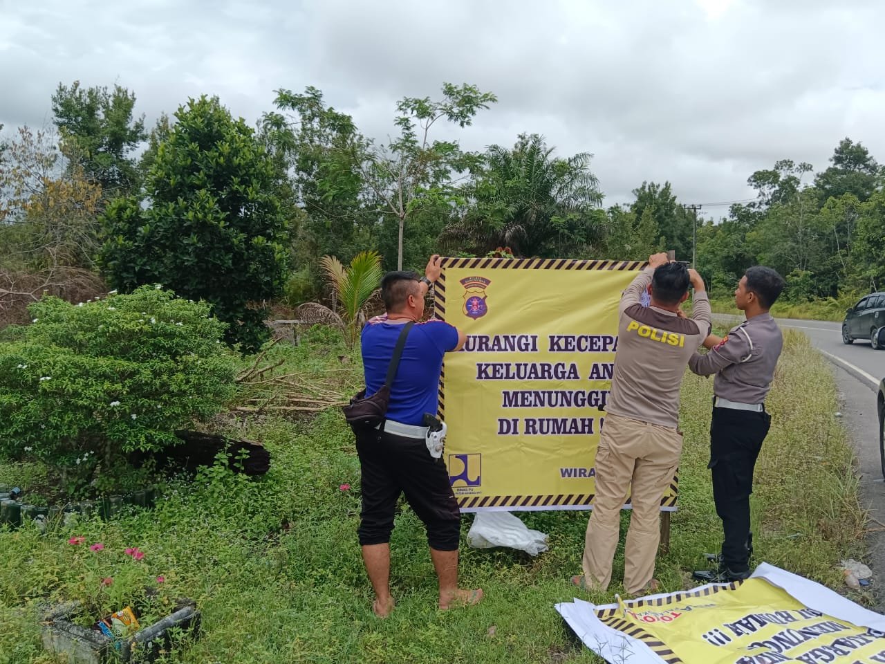Daerah Rawan Kecelakaan: Satlantas Polres Gunung Mas Pasang Papan Imbauan di Desa Hurung Bunut dan Dahian Tambuk
