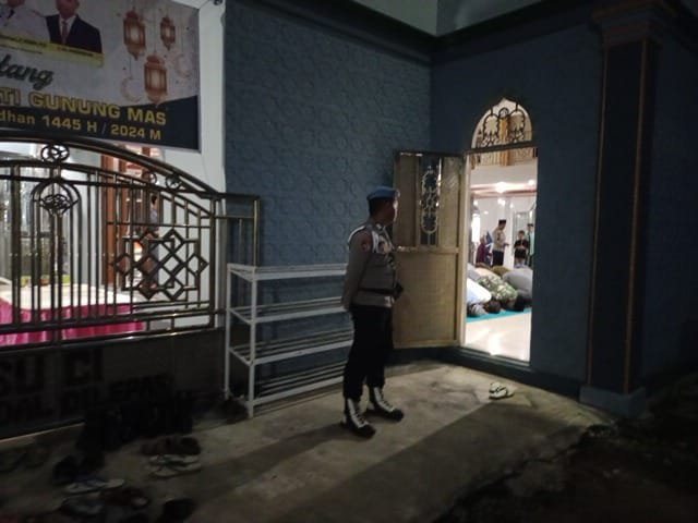 Suasana Aman dan Kondusif: Polsek Manuhing Lakukan Pengamanan Sholat Tarawih