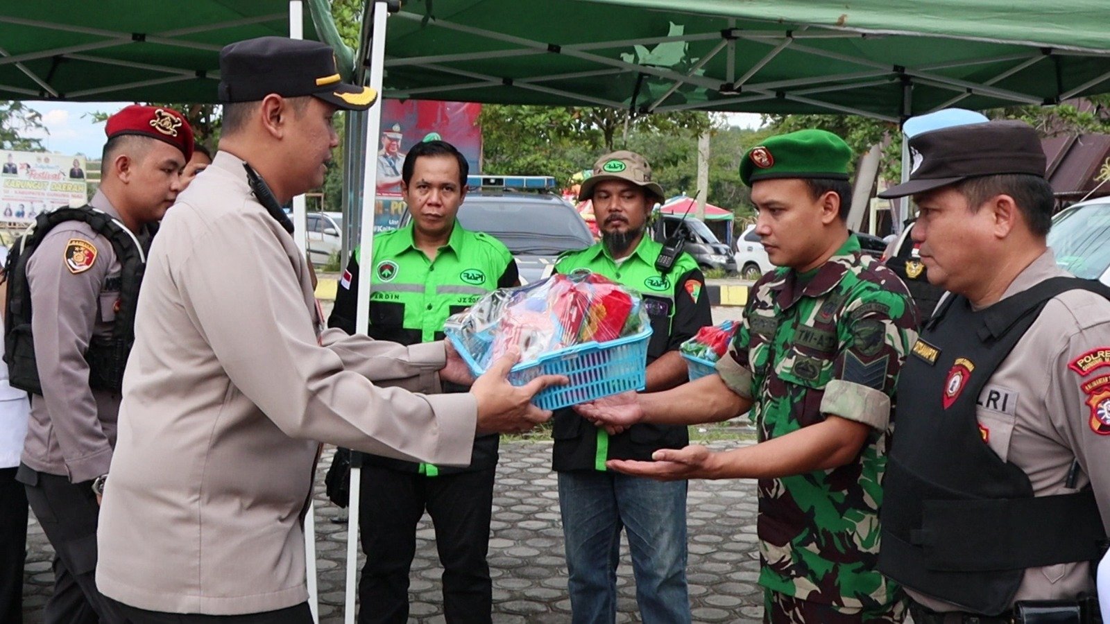 Sinergi TNI-Polri, Kapolres dan Pabung Gunung Mas Serahkan Bantuan ke Personel Pos Pengamanan Lebaran