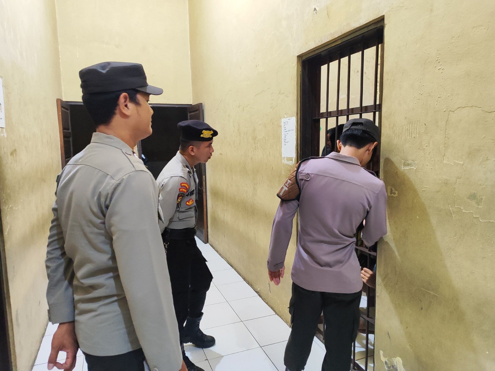 Petugas Piket Polres Gunung Mas Tingkatkan Kewaspadaan, Lakukan Pengecekan Rutin Ruang Tahanan