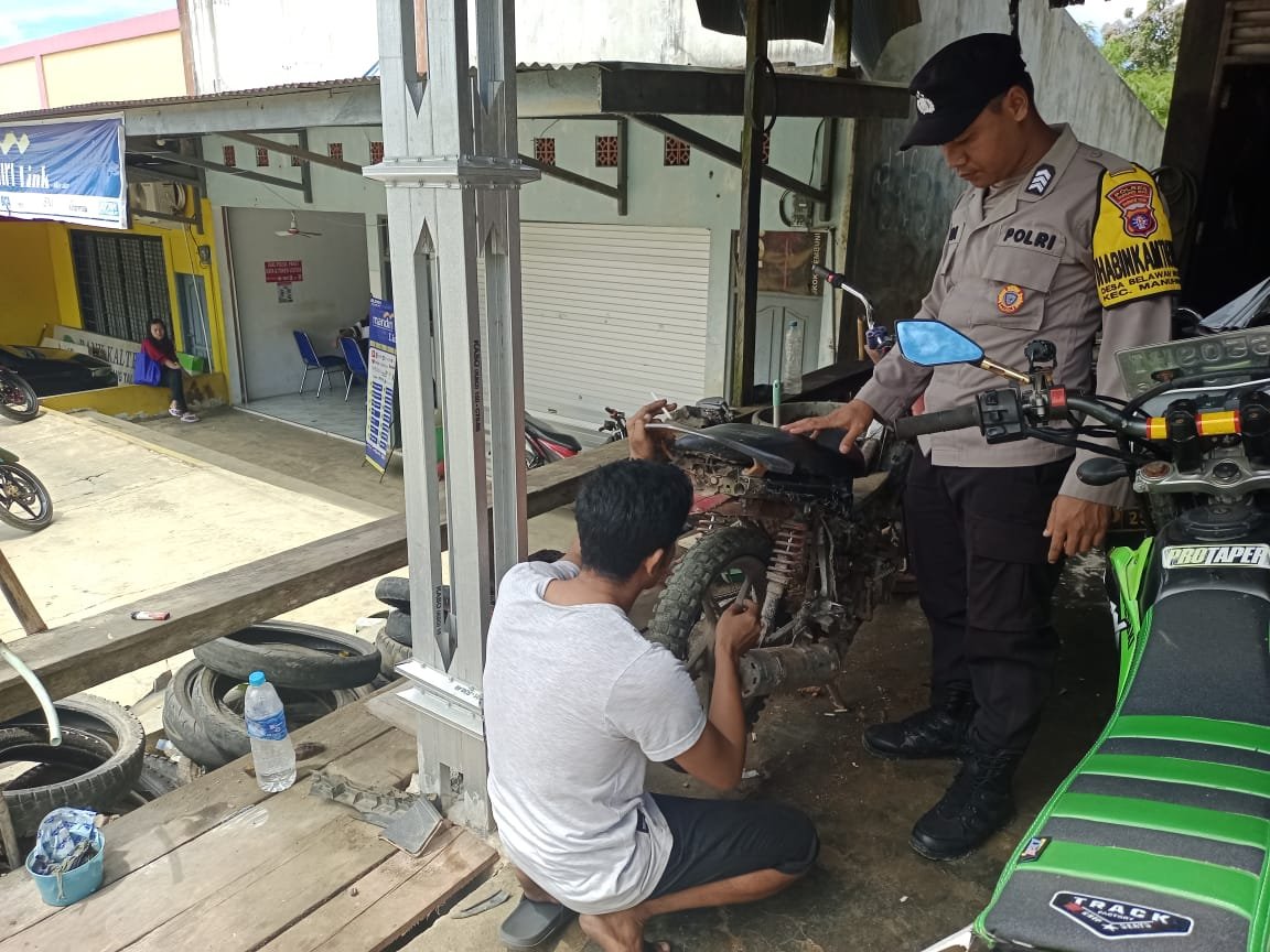 Personel Bhabinkamtibmas Polsek Manuhing Rutin Sambangi Warga, Bangun Kedekatan dan Jaga Kamtibmas