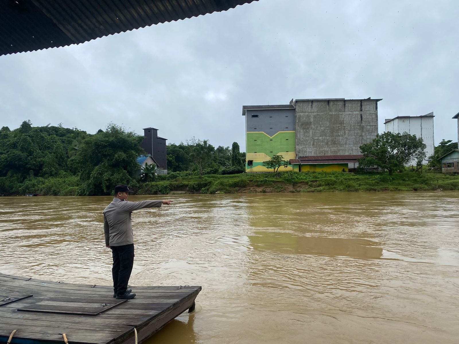 Potensi Hujan Masih Tinggi, Personel Polsek Kahut Rutin Pantau Debit Air