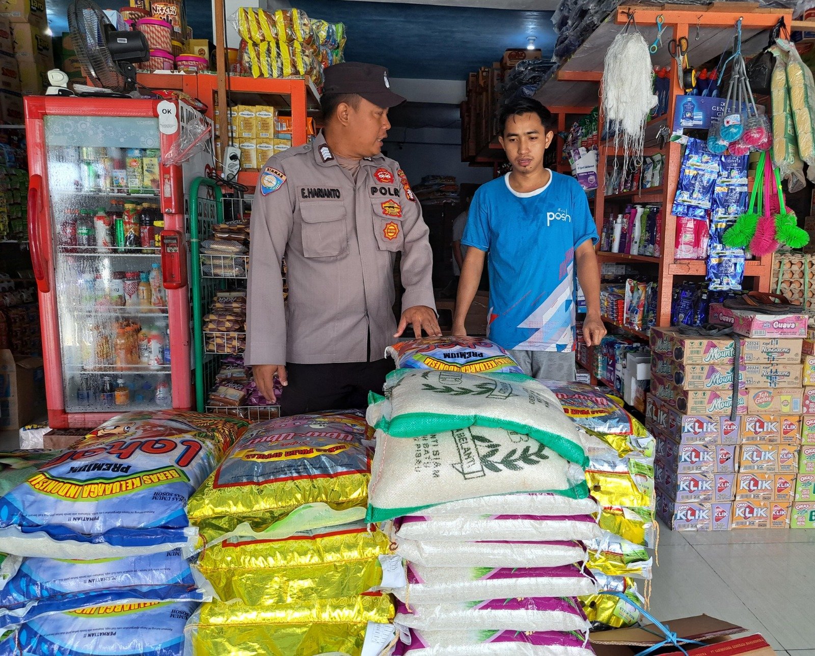 Polsek Rungan Pastikan Stok Pangan dan Gas LPG Aman di Pasar Jakatan Raya