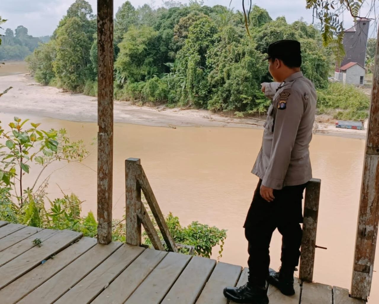 Personel Polsek Kahut Siap Siaga dalam Menghadapi Perubahan Debit Air
