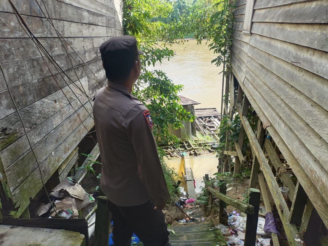 Pencegahan Banjir Jadi Prioritas: Personel Polsek Tewah Awasi Debit Sungai
