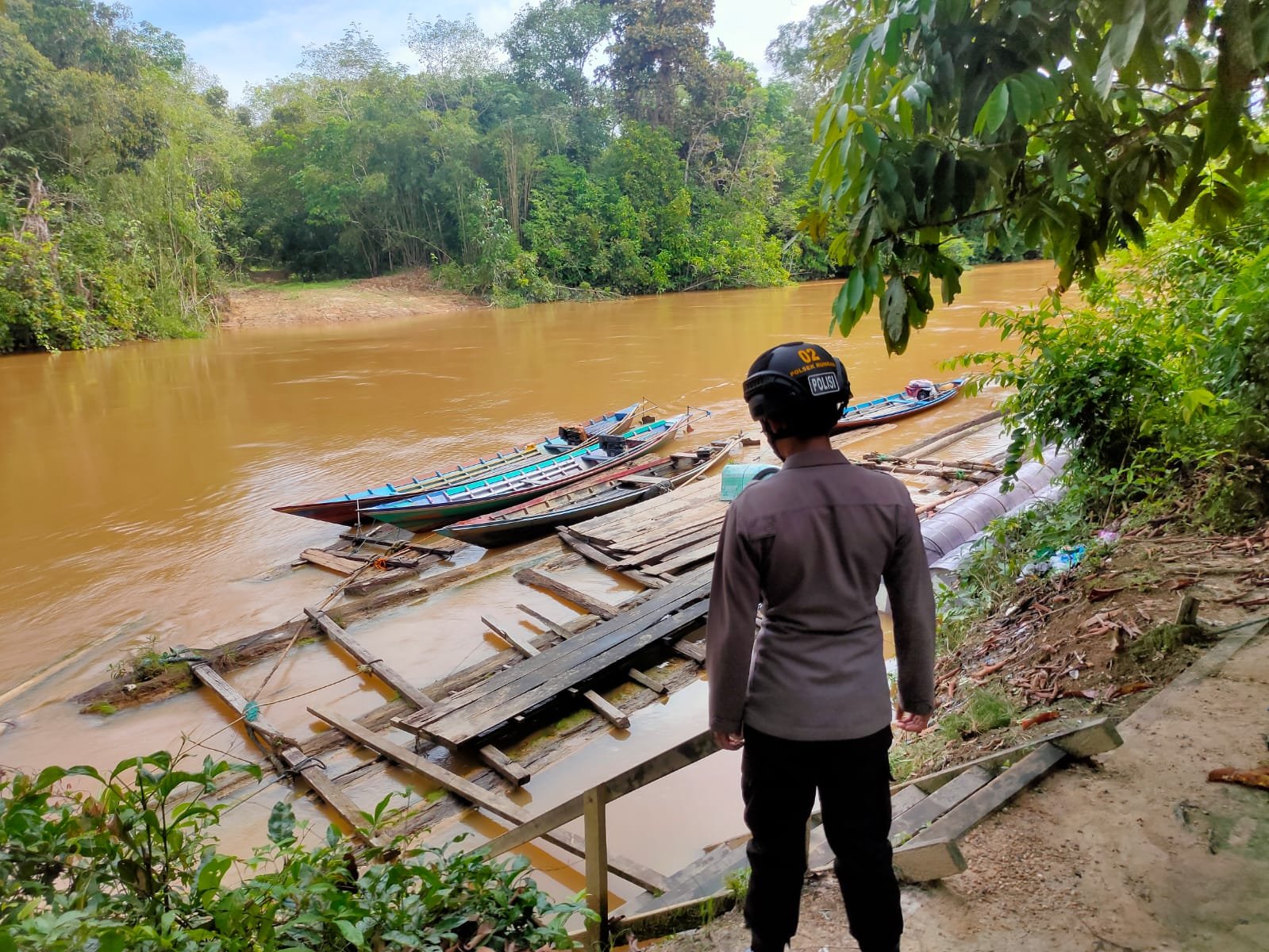 Tingkatkan Kewaspadaan, Personel Polsek Rungan Lakukan Pemeriksaan Debit Air Rutin