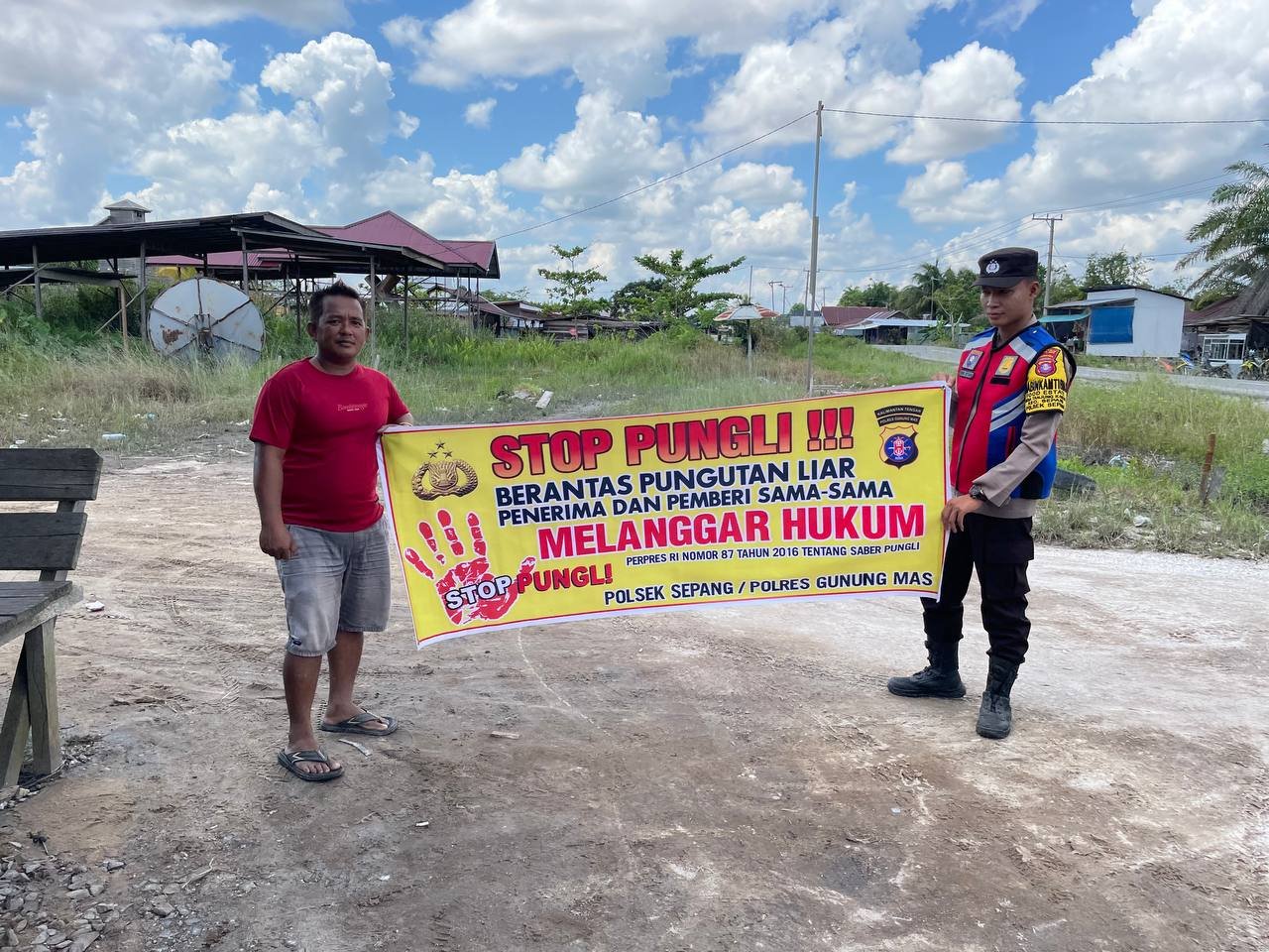 Debit Air Terkendali: Personel Polsek Kurun Berikan Rasa Aman pada Warga