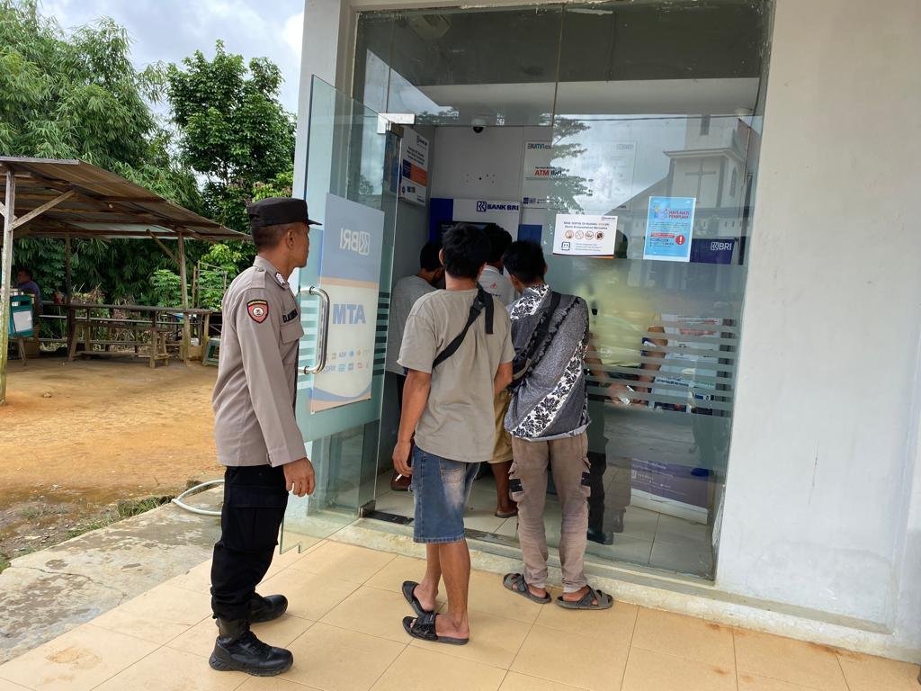 Patroli Kryd Obvit Polsek Manuhing Jaga Keamanan di Tumbang Talaken