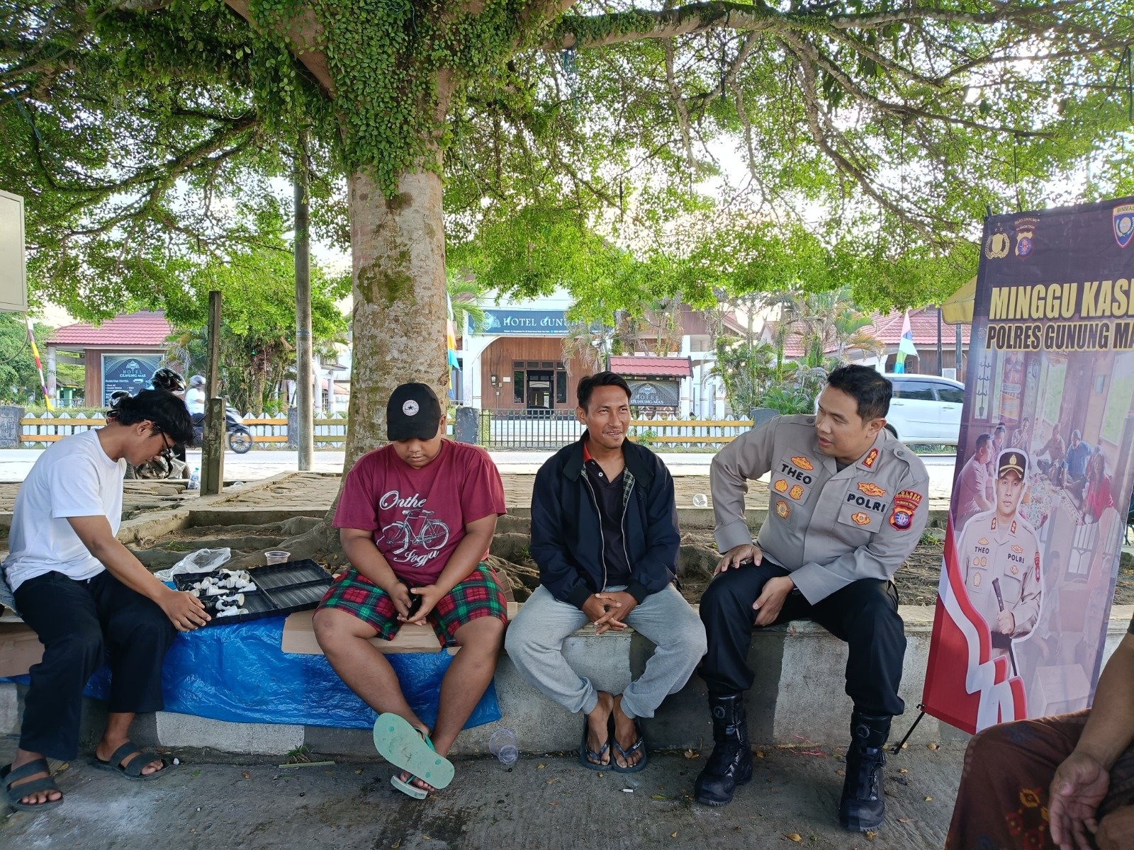 Kapolres Gunung Mas Sambangi Warga Di Taman Kota, Buka Pintu untuk Keluhan dan Aspirasi