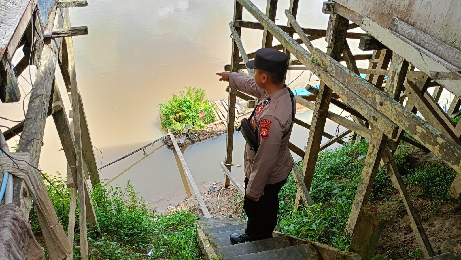 Pencegahan Banjir Jadi Prioritas: Personel Polsek Tewah Awasi Debit Sungai