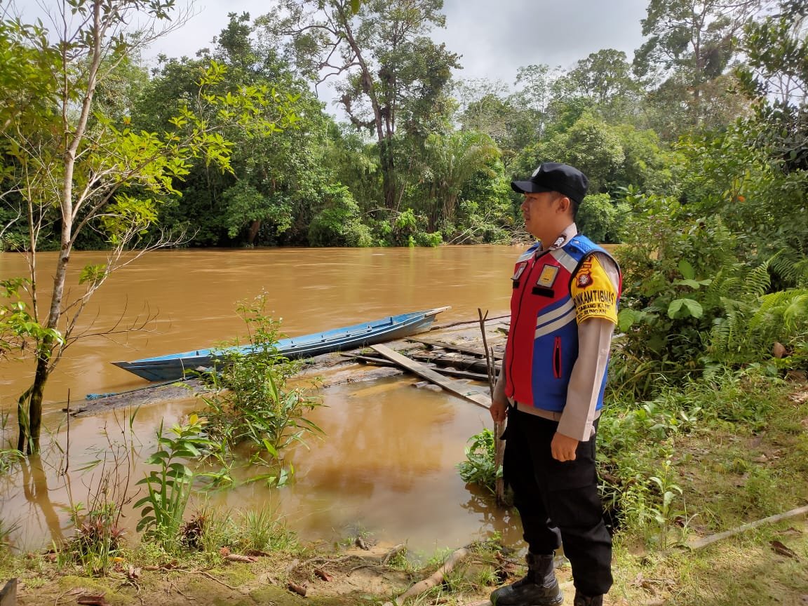 Tingkatkan Kewaspadaan, Personel Polsek Rungan Lakukan Pemeriksaan Debit Air Rutin