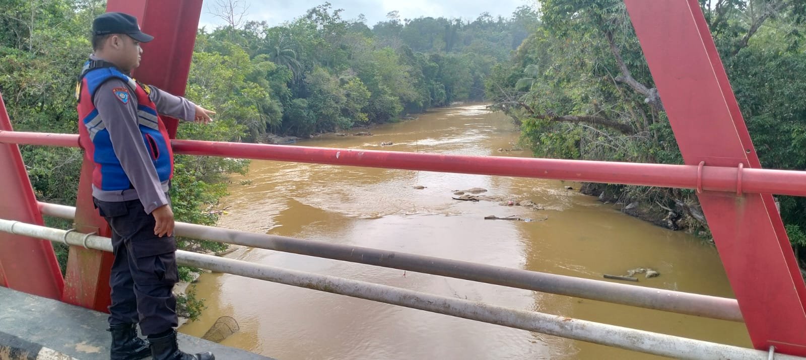 Personel Polsek Manuhing Turun Lapangan Cek Debit Air Sungai Terkini
