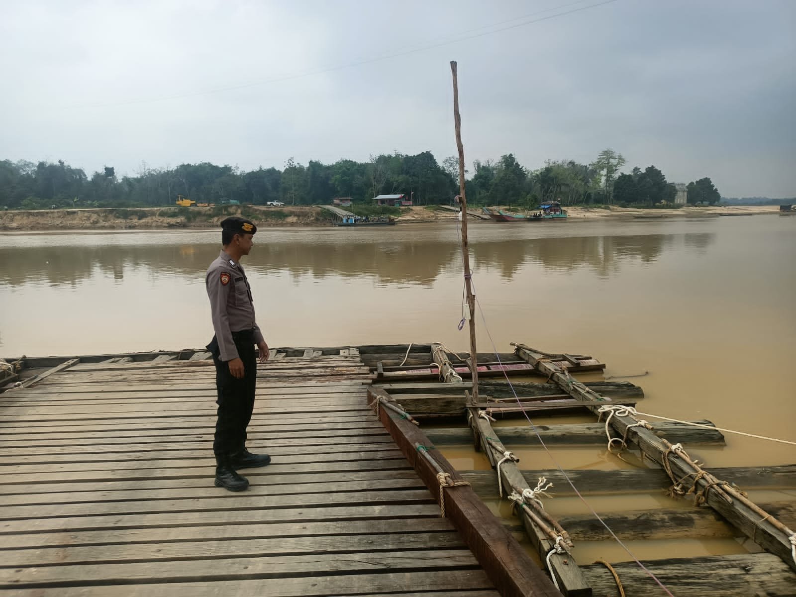 Personel Polsek Sepang Siap Siaga dalam Menghadapi Perubahan Debit Air