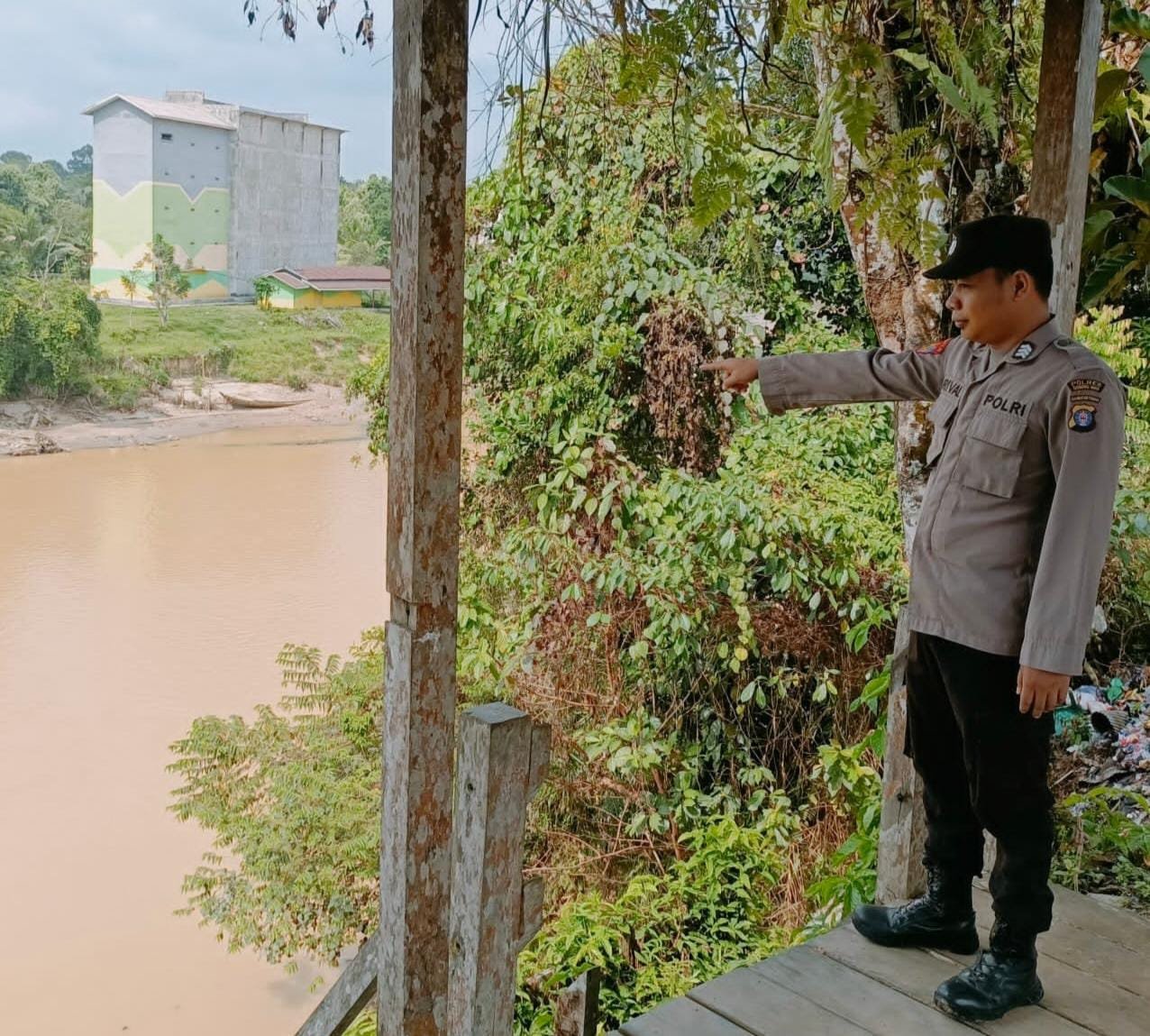 Personel Polsek Kahut Siap Siaga dalam Menghadapi Perubahan Debit Air