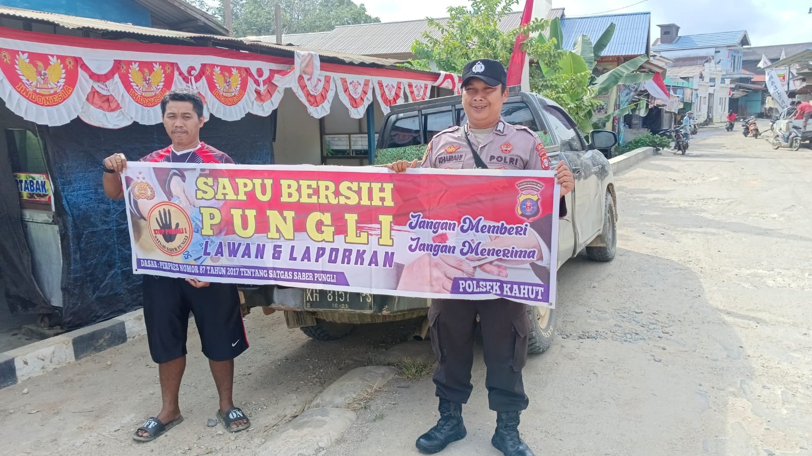 Personel Polsek Kahut Edukasi Masyarakat tentang Pungutan Liar