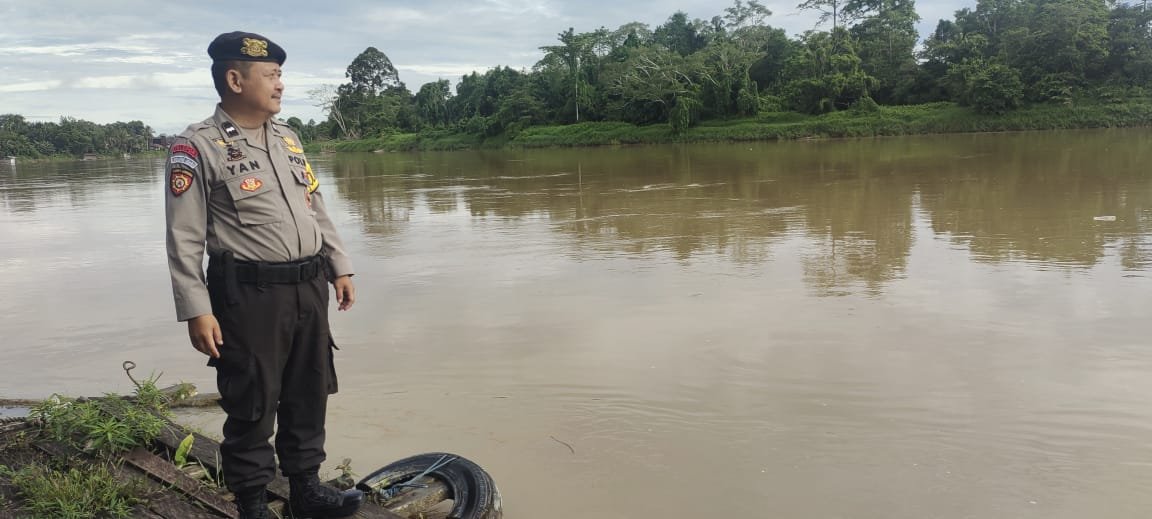 Pencegahan Banjir Jadi Prioritas: Personel Polsek Tewah Awasi Debit Sungai