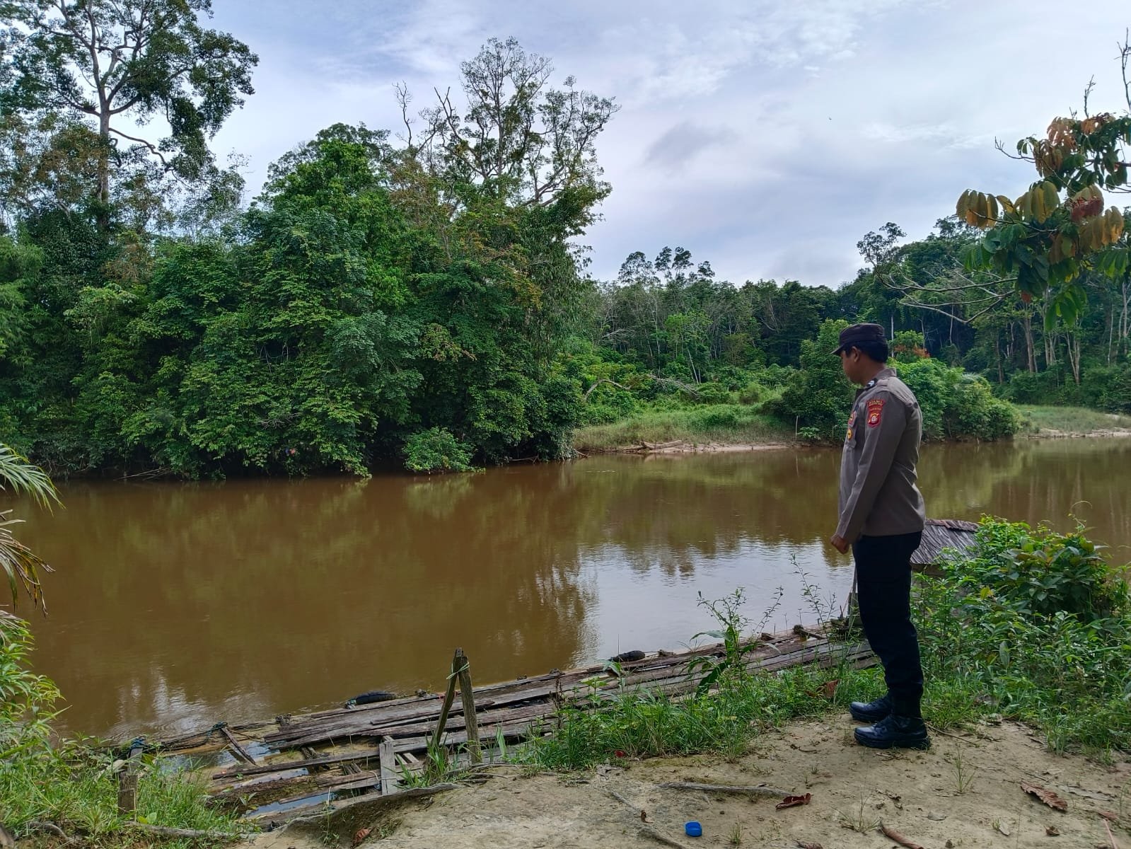 Tingkatkan Kewaspadaan, Personel Polsek Rungan Lakukan Pemeriksaan Debit Air Rutin