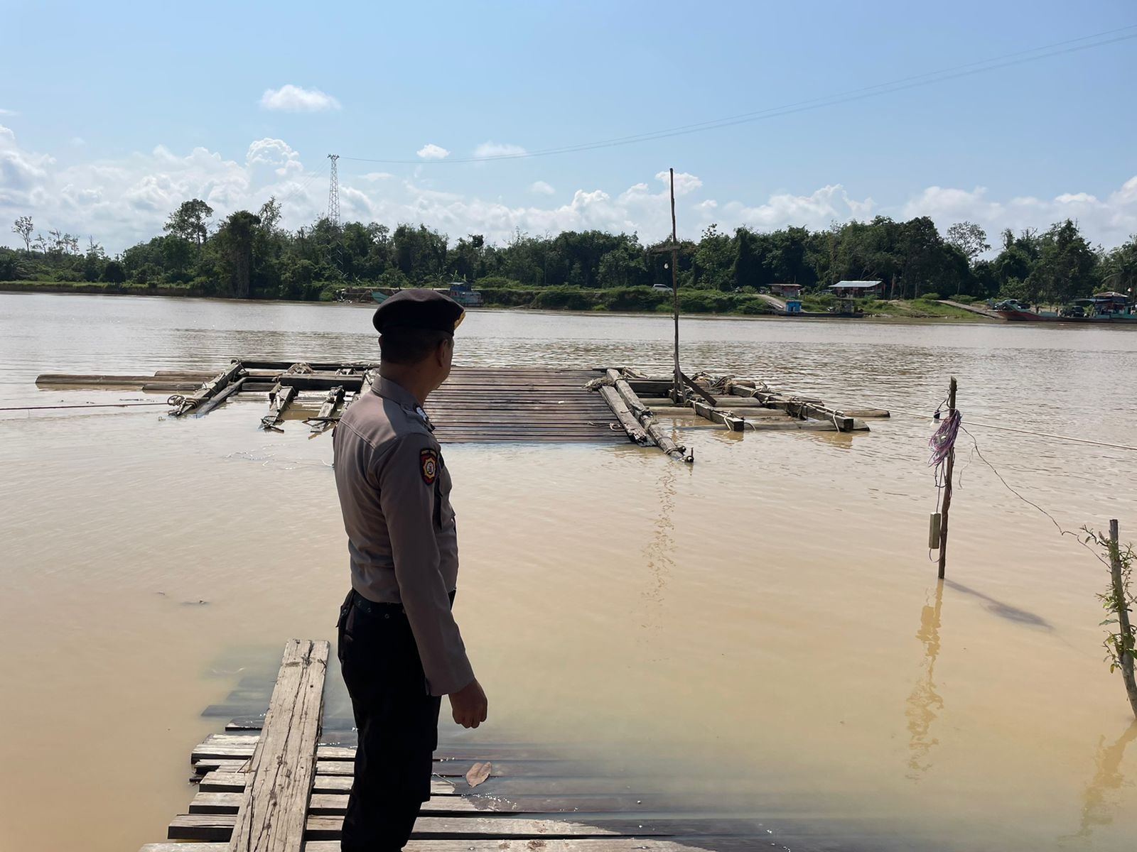 Personel Polsek Sepang Siap Siaga dalam Menghadapi Perubahan Debit Air