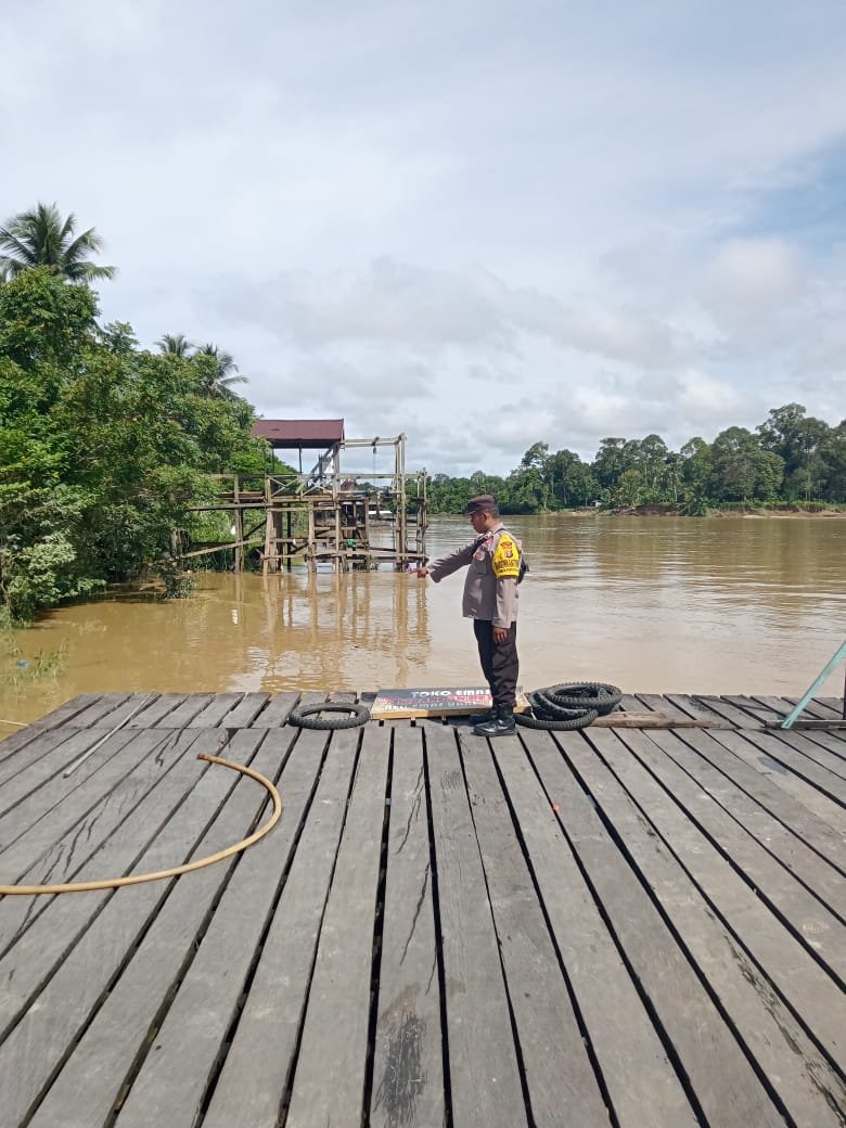 Debit Air Terkendali: Personel Polsek Kurun Berikan Rasa Aman pada Warga