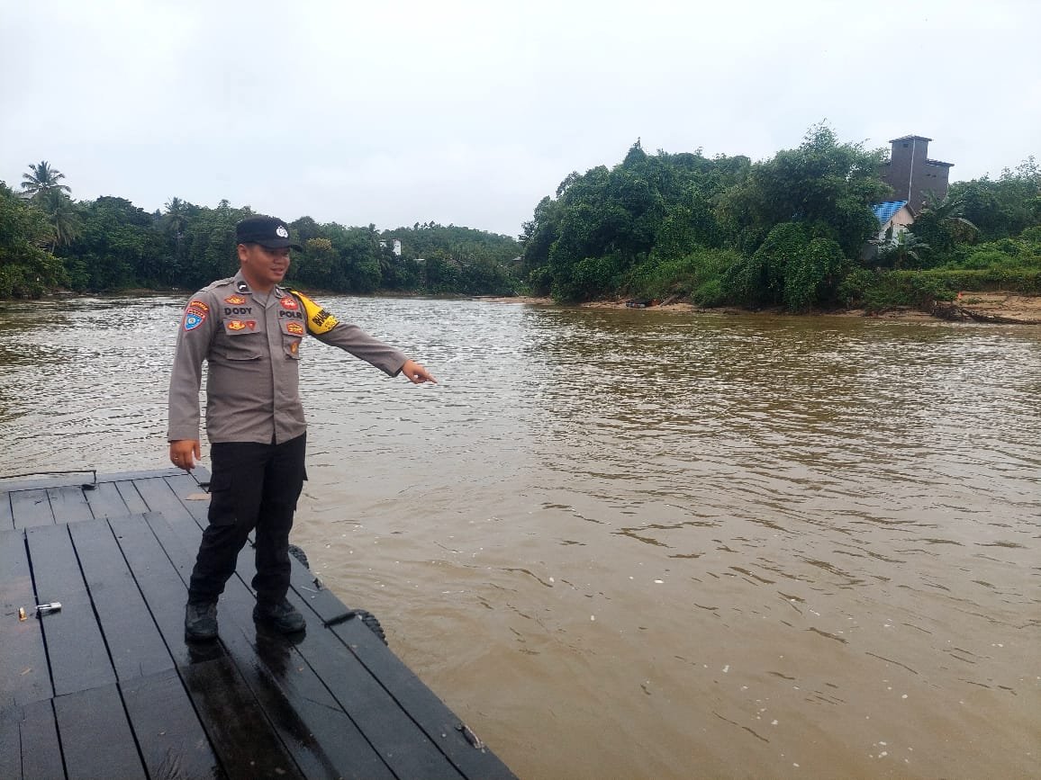 Personel Polsek Kahut Siap Siaga dalam Menghadapi Perubahan Debit Air
