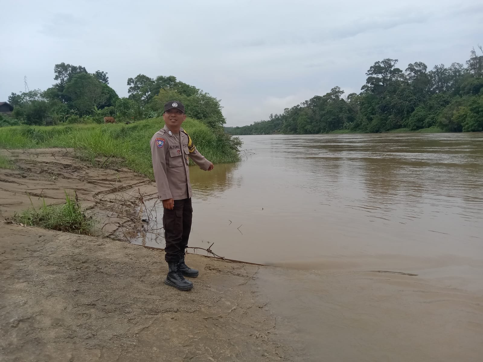 Pencegahan Banjir Jadi Prioritas: Personel Polsek Tewah Awasi Debit Sungai
