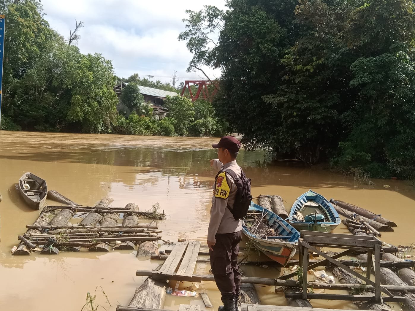 Personel Polsek Manuhing Turun Lapangan Cek Debit Air Sungai Terkini