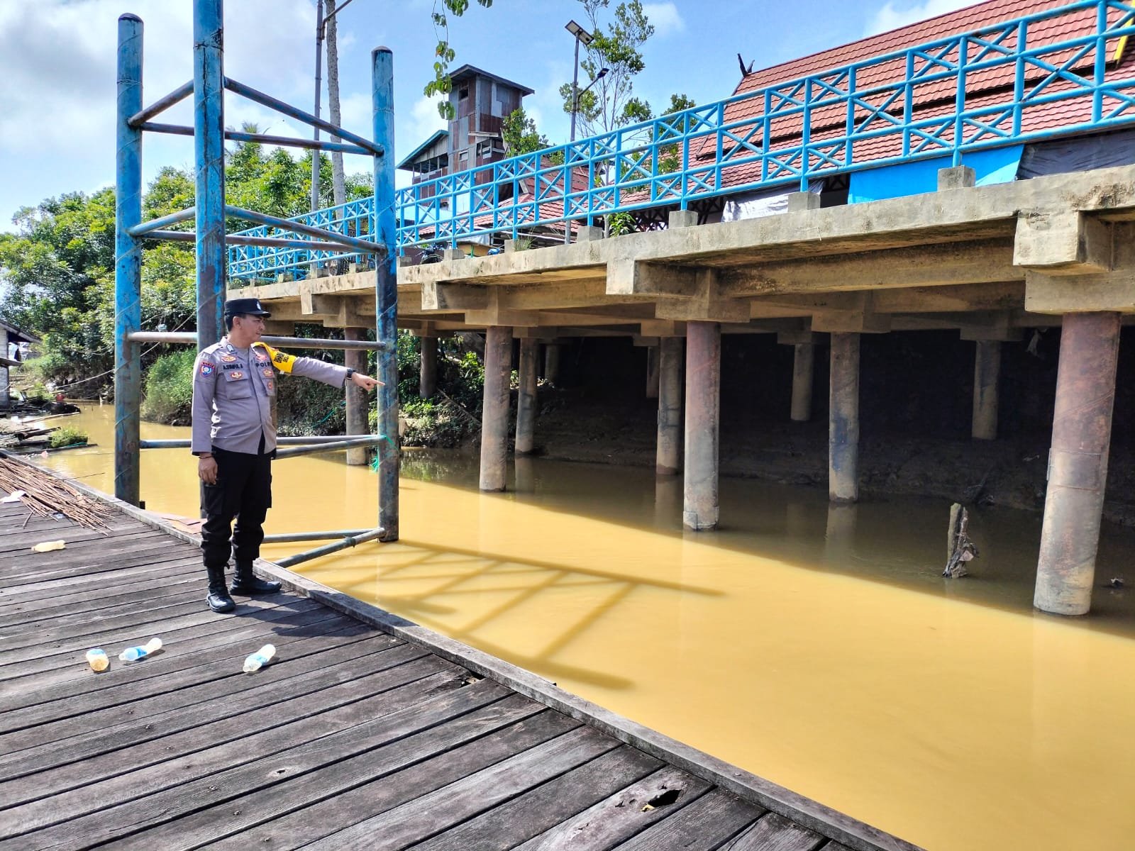 Debit Air Terkendali: Personel Polsek Kurun Berikan Rasa Aman pada Warga