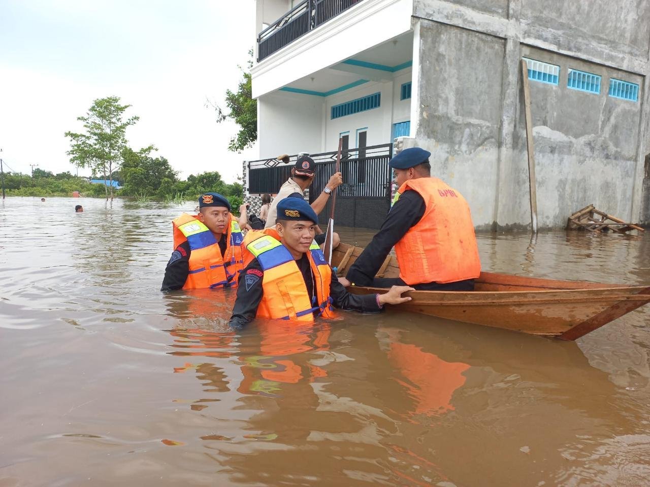 Ratusan warga terdampak banjir, Satbrimob Polda Kalteng bantu evakuasi dan distribusi bantuan di Murung Raya