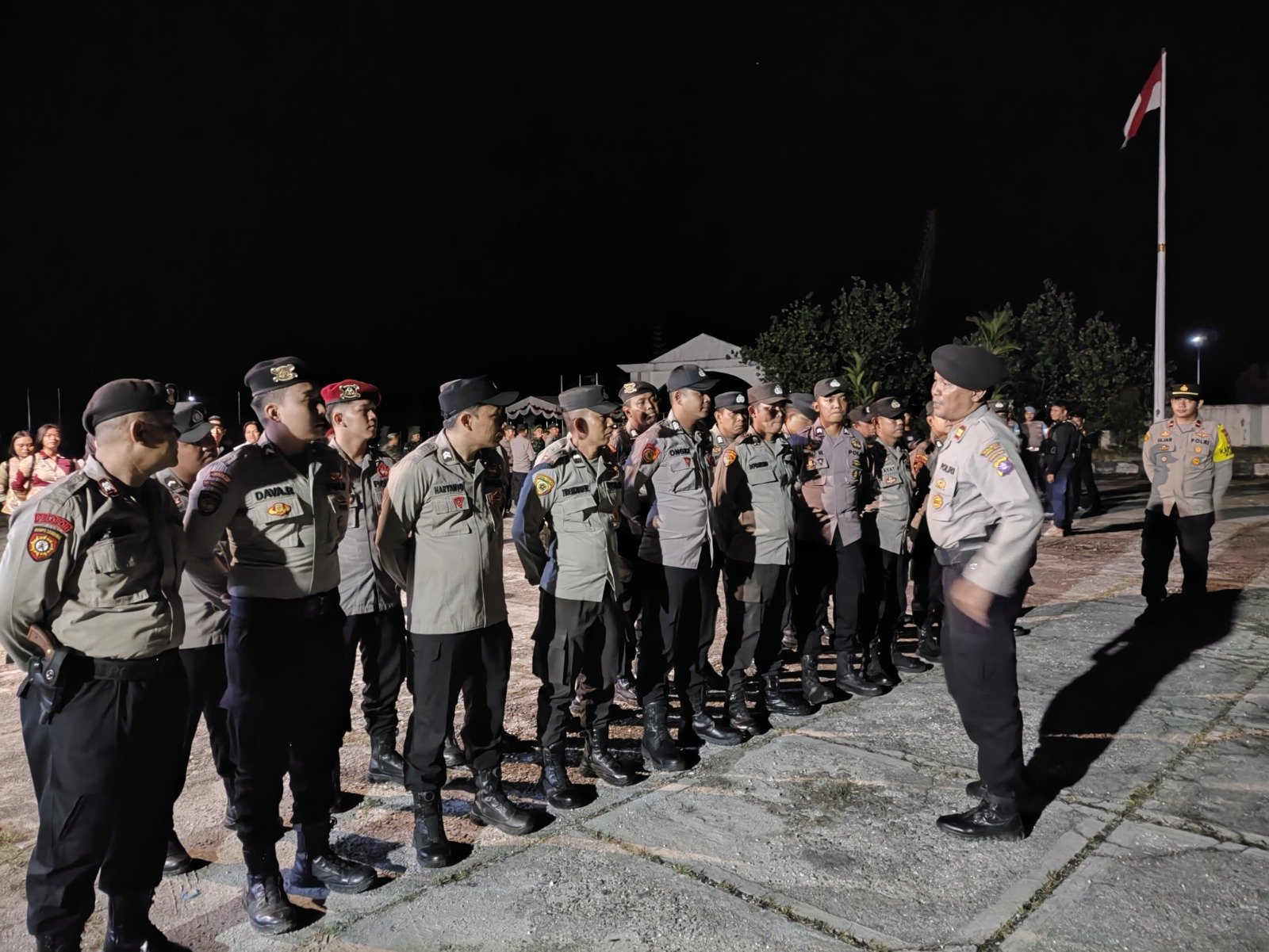 Ratusan Personel Gabungan Kawal Debat Publik Pilbup Gunung Mas 2024