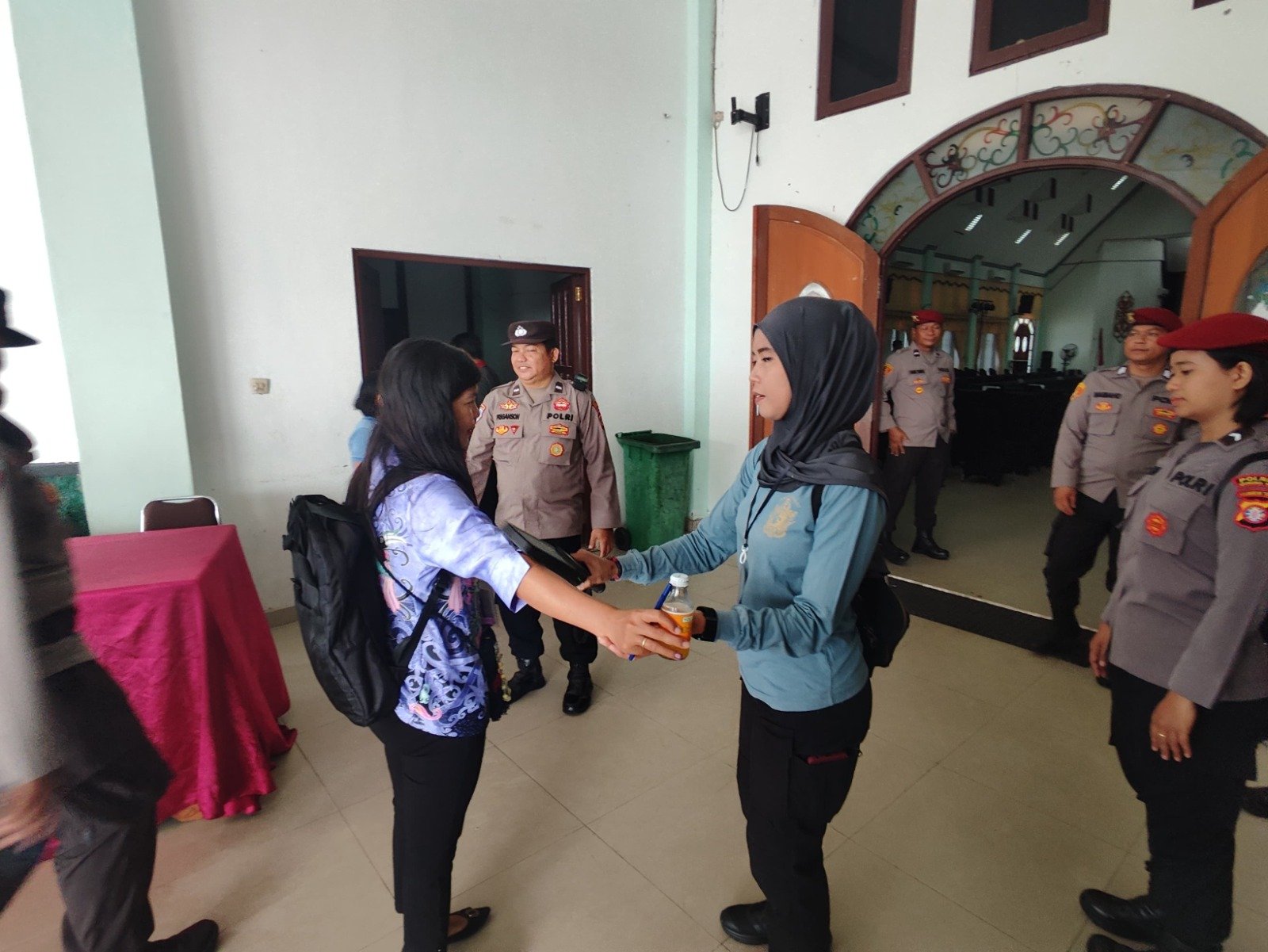 Pengamanan Berlapis Polres Gunung Mas Kawal Rapat Pleno Rekapitulasi Pilkada 2024