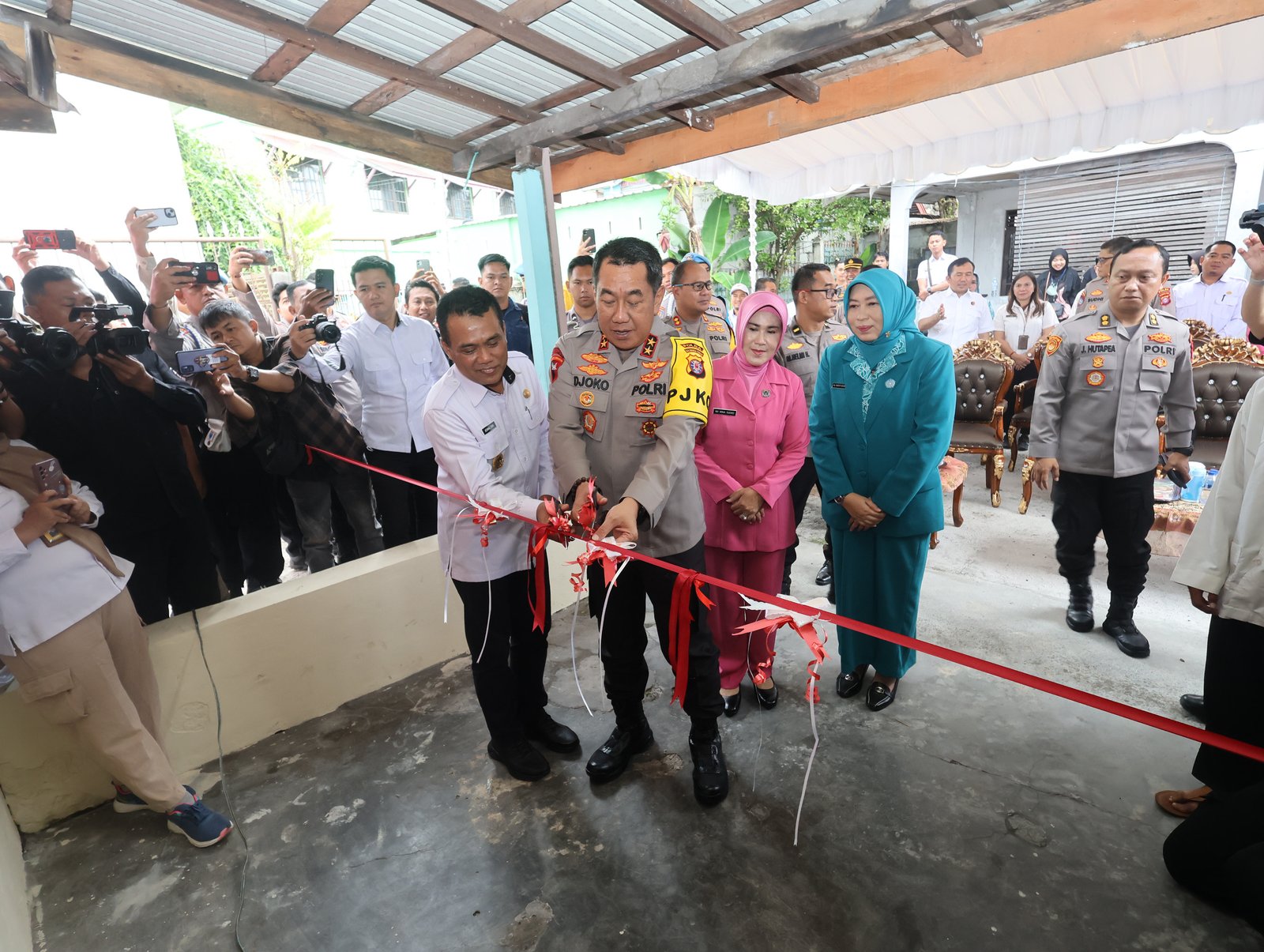 Kolaborasi Bersama Pemkot Palangka Raya, Polda Kalteng Bersama Bhayangkari Bedah Rumah Warga Tak Layak Huni