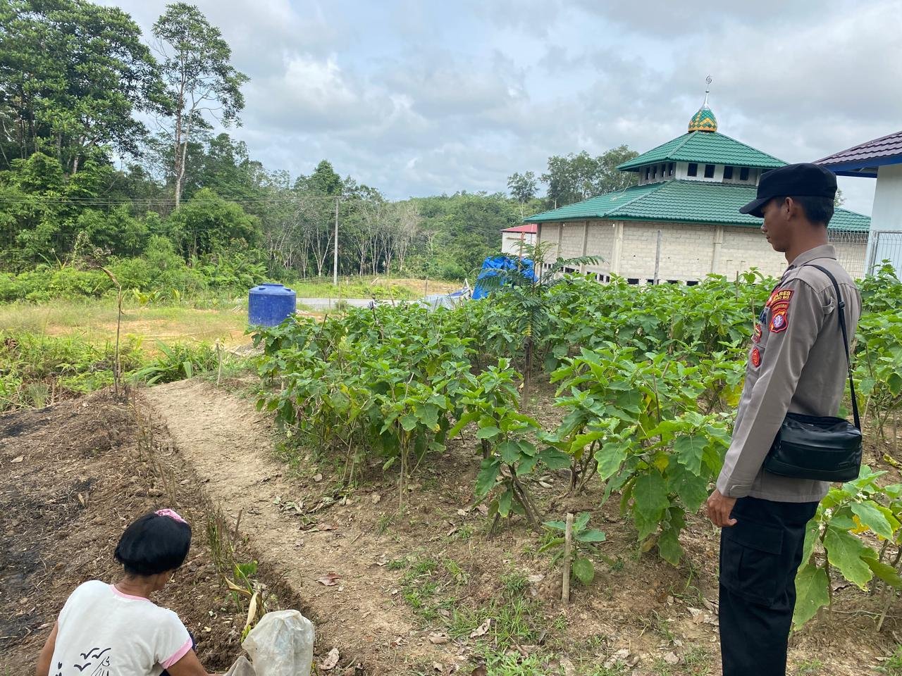 Bhabinkamtibmas Sepang Sambangi Warga, Dorong Pemanfaatan Pekarangan untuk Ketahanan Pangan