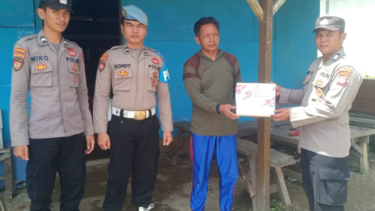 Polsek Manuhing Antar Langsung Sembako ke Pintu Rumah Warga, Sambut Hari Bhayangkara ke-79