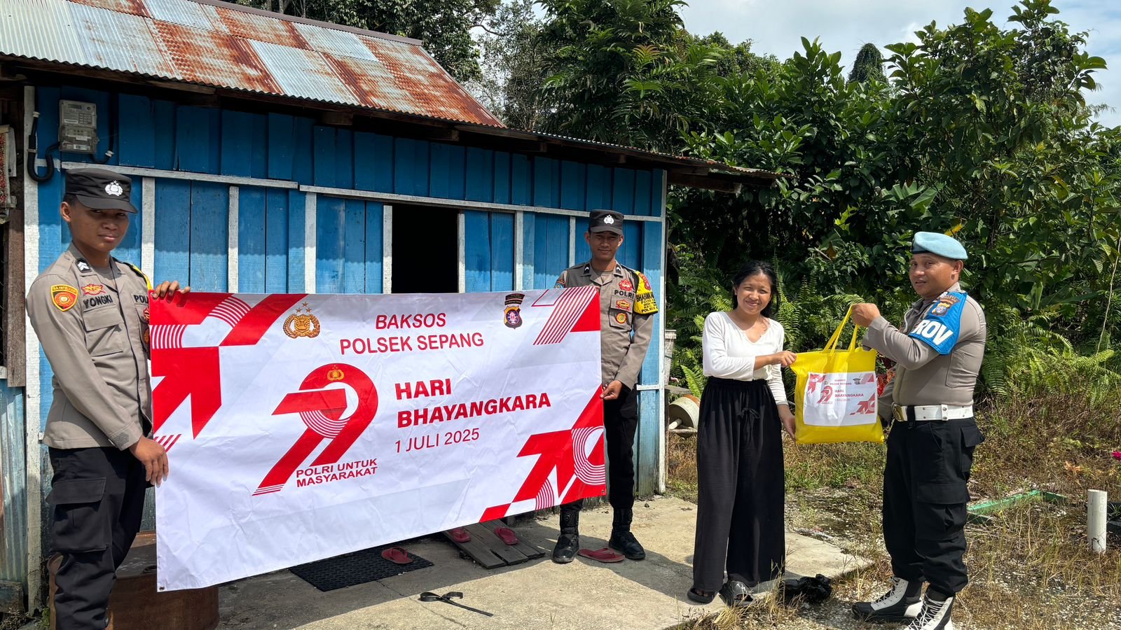 Wujud Pengabdian Jelang Hari Bhayangkara, Polsek Sepang Hadir Bagikan Sembako untuk Warga