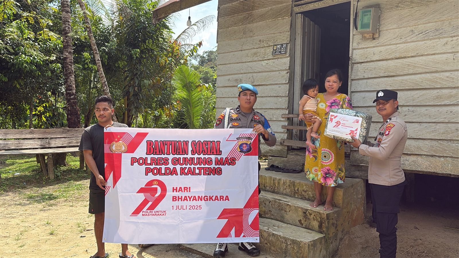 Semangat Hari Bhayangkara, Dua Polisi Muda Polsek Rungan Antar Langsung Sembako ke Pintu Rumah Warga