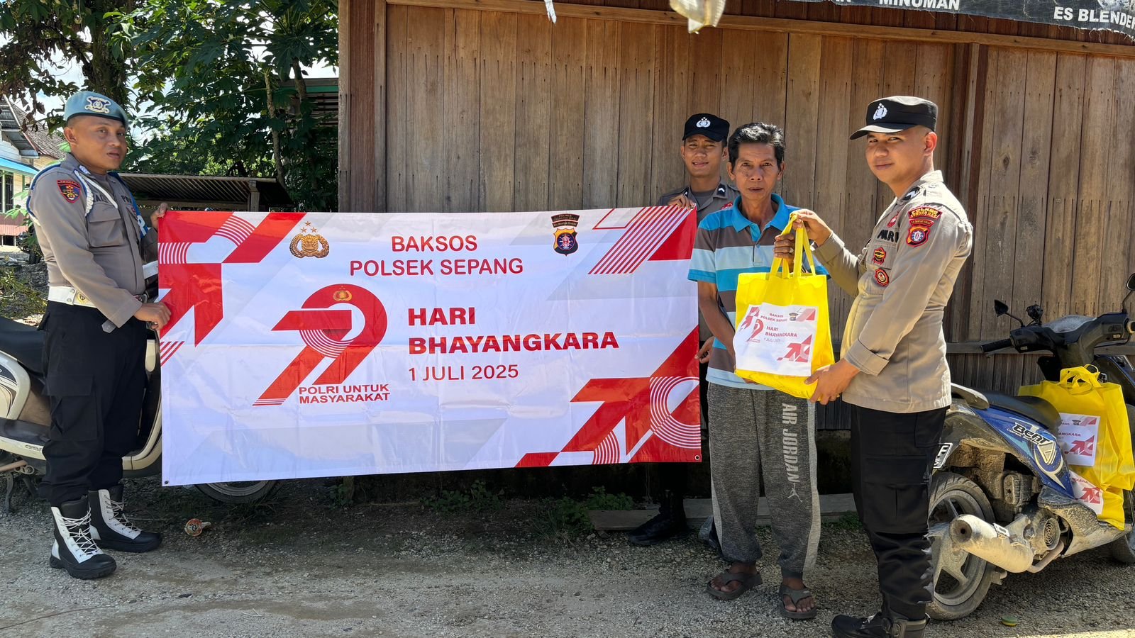 Lanjutkan Aksi Kemanusiaan, Polsek Sepang Kembali Salurkan Bantuan Sembako Pintu ke Pintu