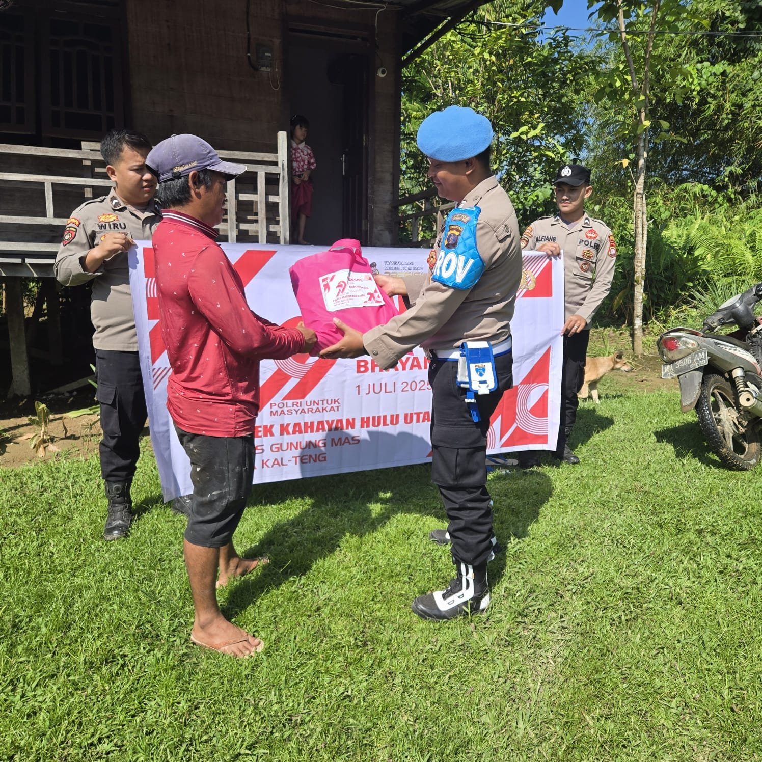 Sentuh Para Pelayan Umat, Polsek Kahut Salurkan Bantuan Sembako di GKE Evata Tumbang Miri
