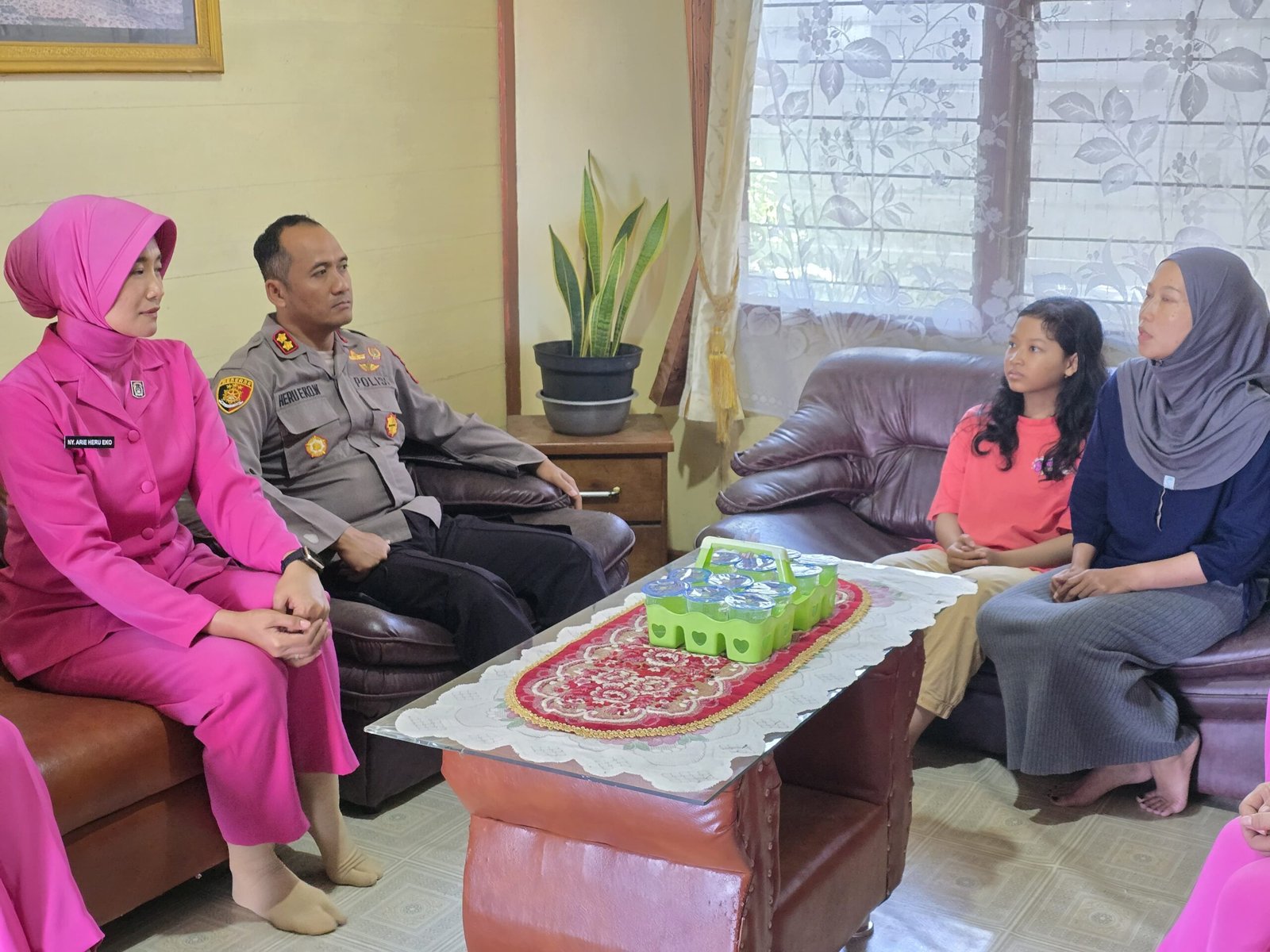 Kapolres dan Ketua Bhayangkari Gunung Mas Sambangi Kediaman Warakawuri