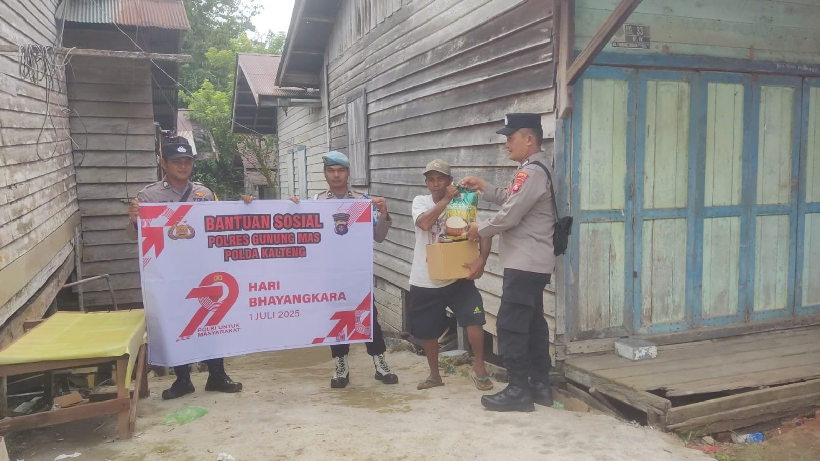 Lanjutkan Rangkaian Kebaikan, Polsek Manuhing Kembali Salurkan Bantuan Sembako di Tumbang Talaken