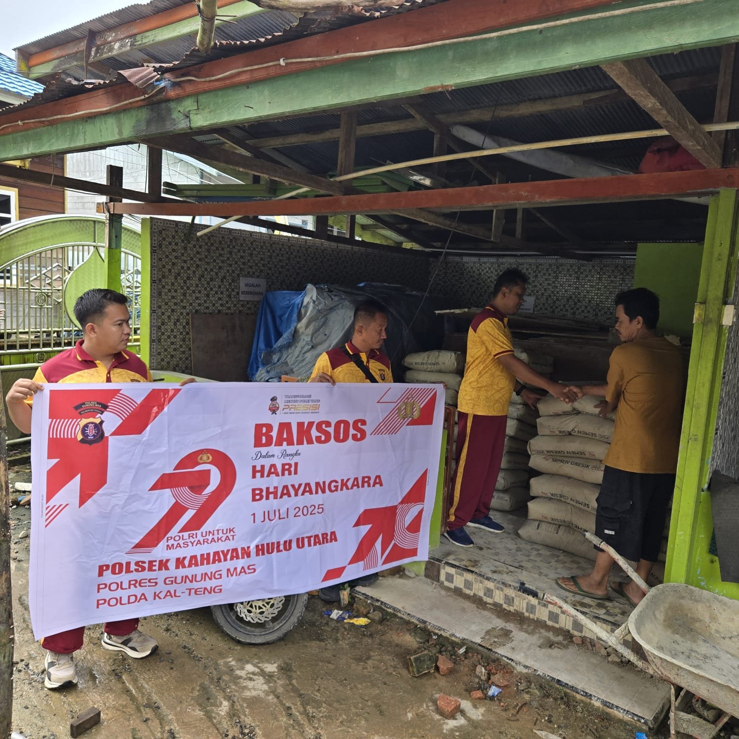 Polsek Kahut Sumbang 60 Sak Semen ke Masjid Al Amin di Momen Hari Bhayangkara
